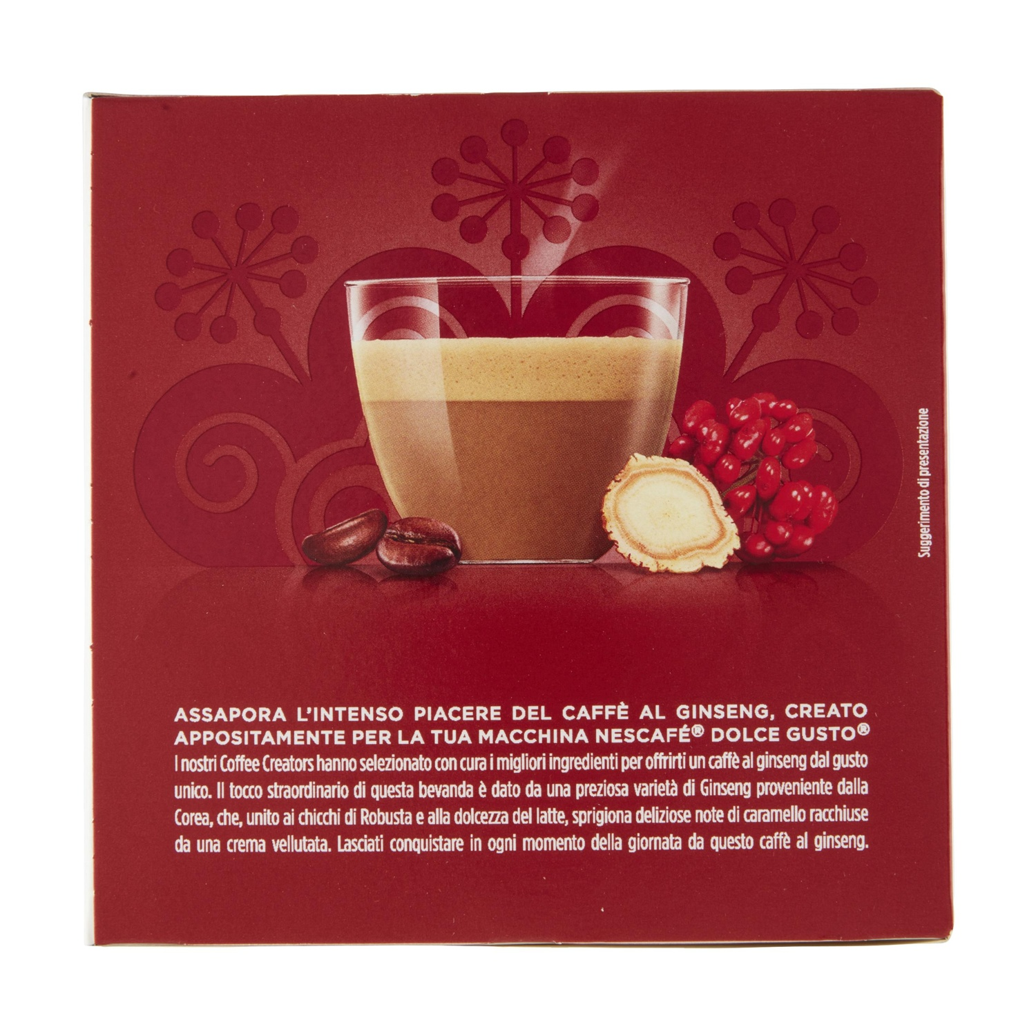 Caffè al ginseng in un bicchiere, con bacche e radice di ginseng su sfondo rosso.