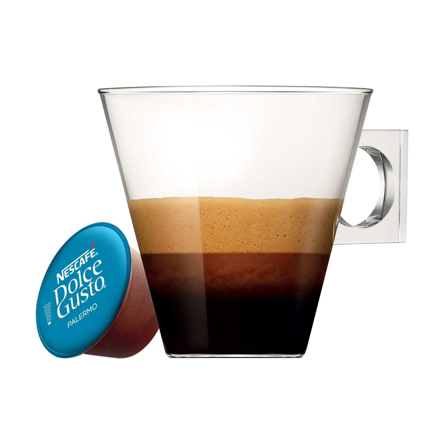 Una tazza di caffè con una capsula di caffè accanto su sfondo bianco.