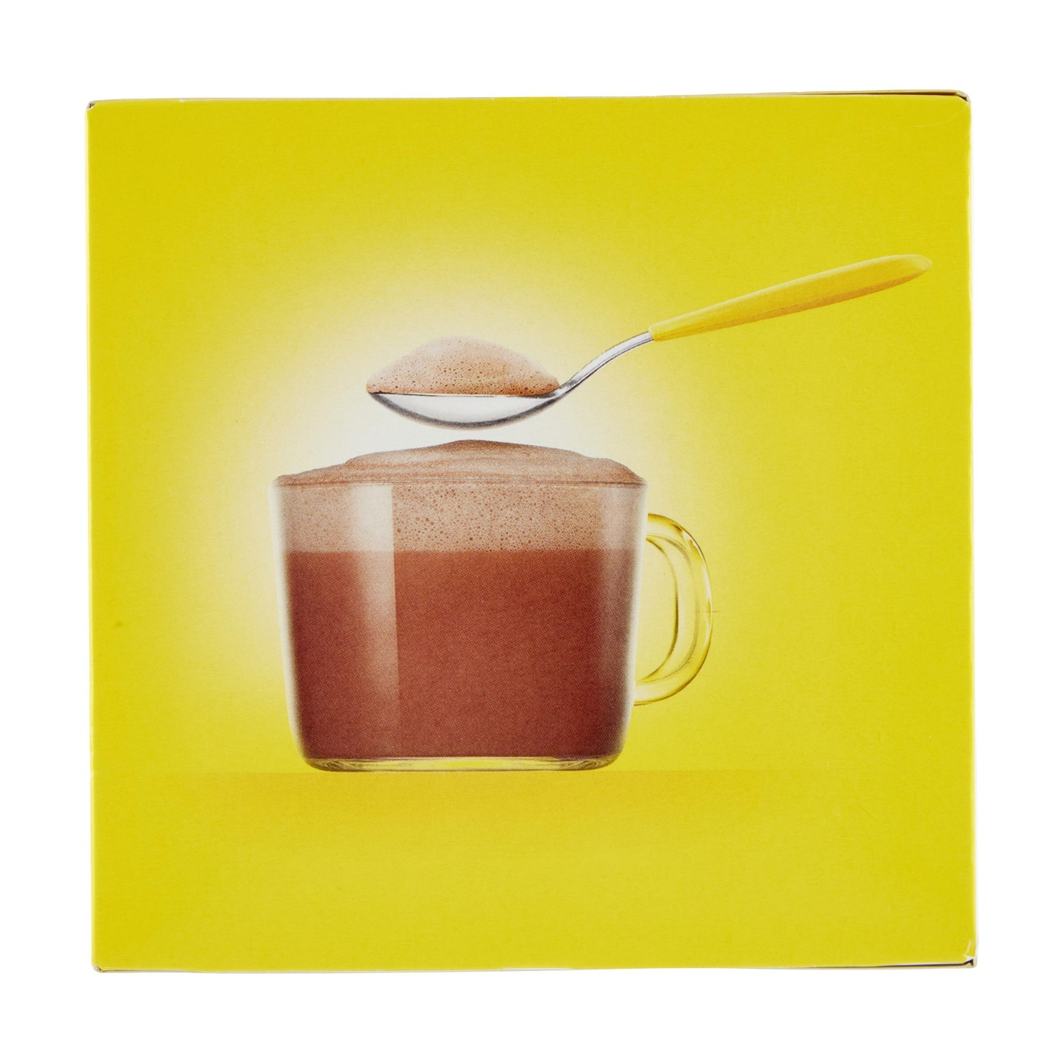 Un cucchiaio di polvere marrone sopra una tazza di cioccolata calda su sfondo giallo.