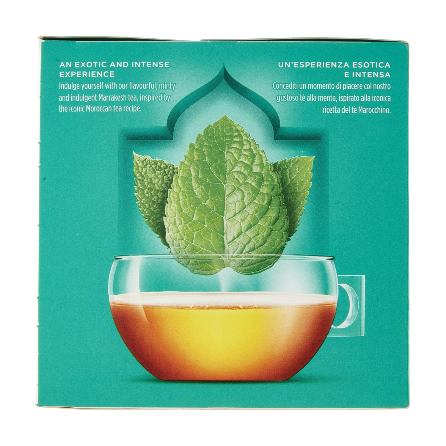 Un bicchiere di tè dorato con foglie di menta e ornamenti arabi.