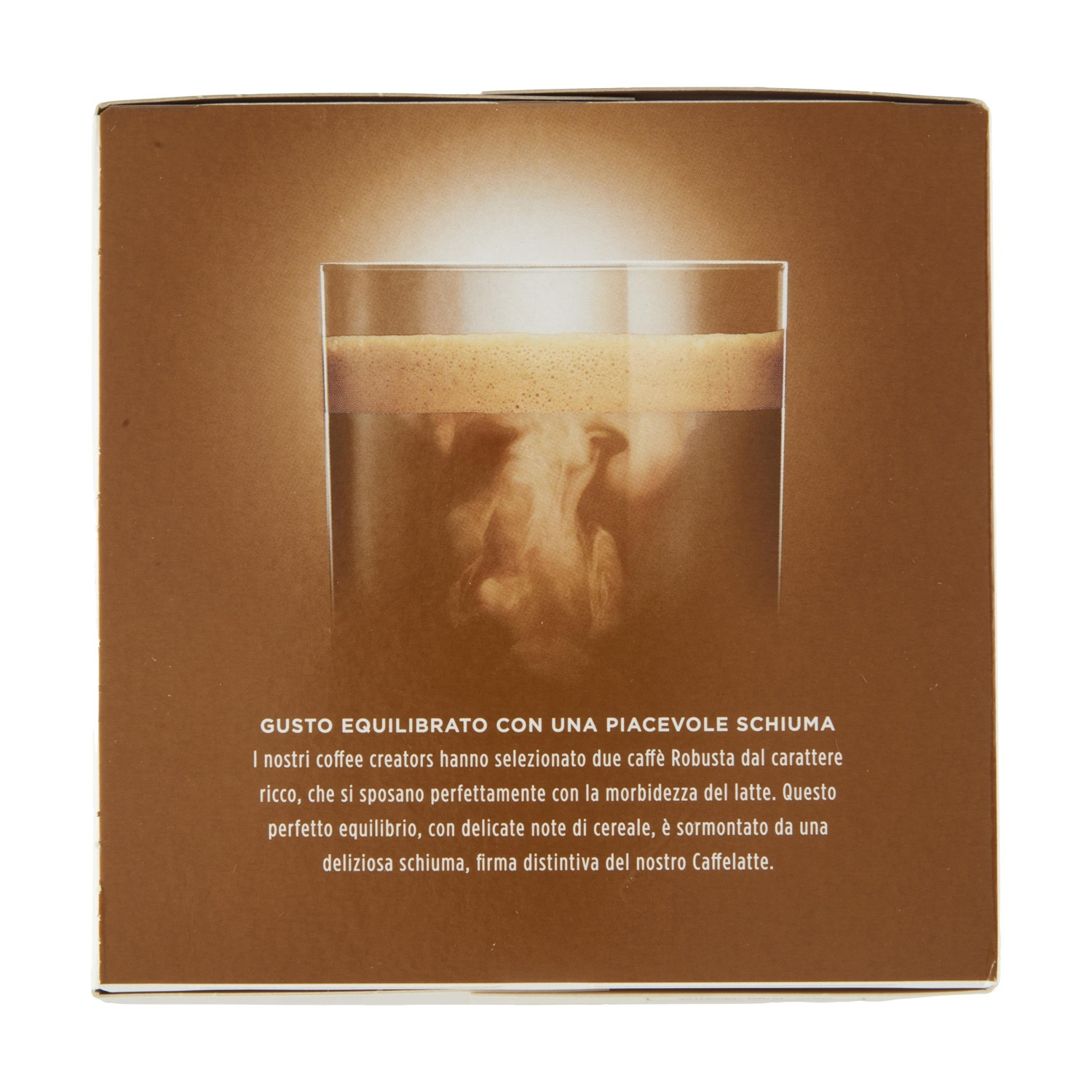 Caffè con schiuma in un bicchiere su scatola marrone.