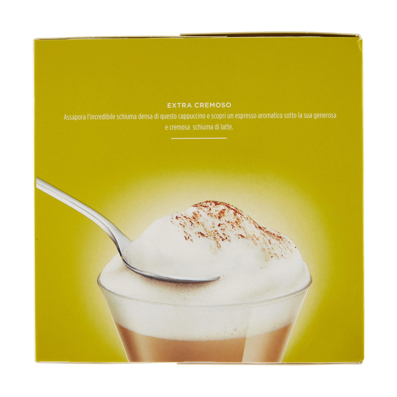 Una tazza di cappuccino con abbondante schiuma, spolverata di cacao, e un cucchiaio.