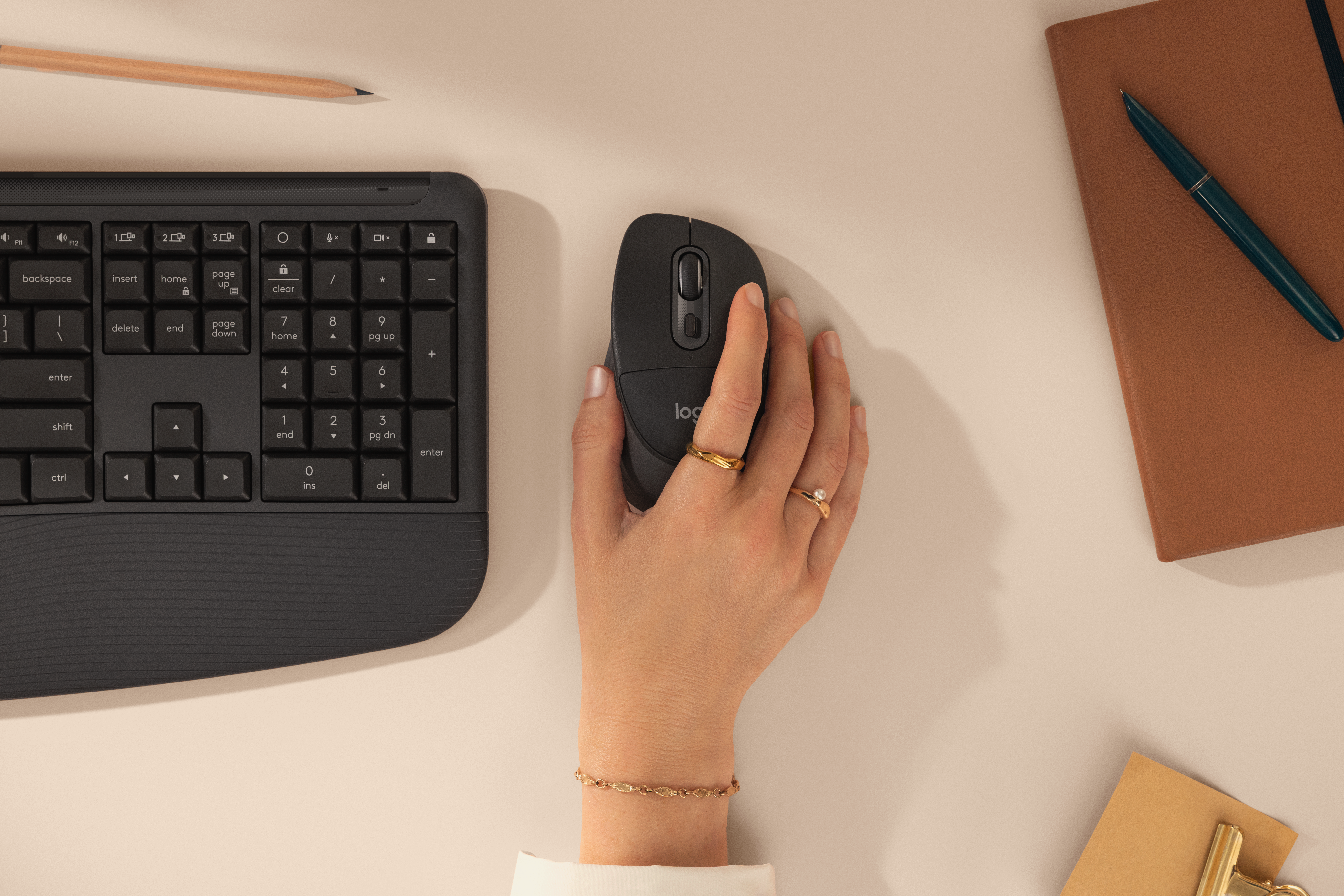 Ratón M850 L Logitech junto a teclado Logitech
