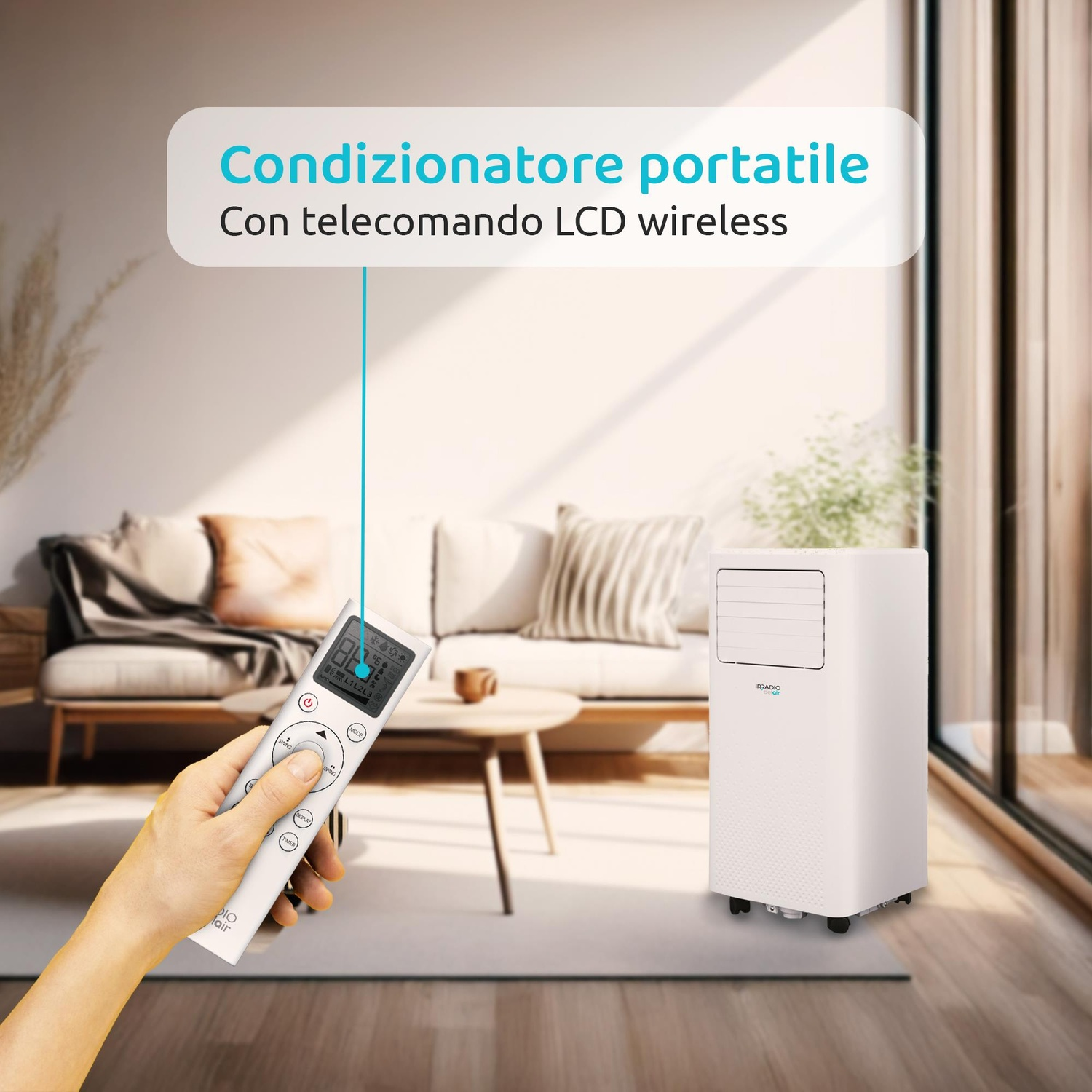 Una mano tiene un telecomando bianco che controlla un condizionatore portatile in un soggiorno moderno.