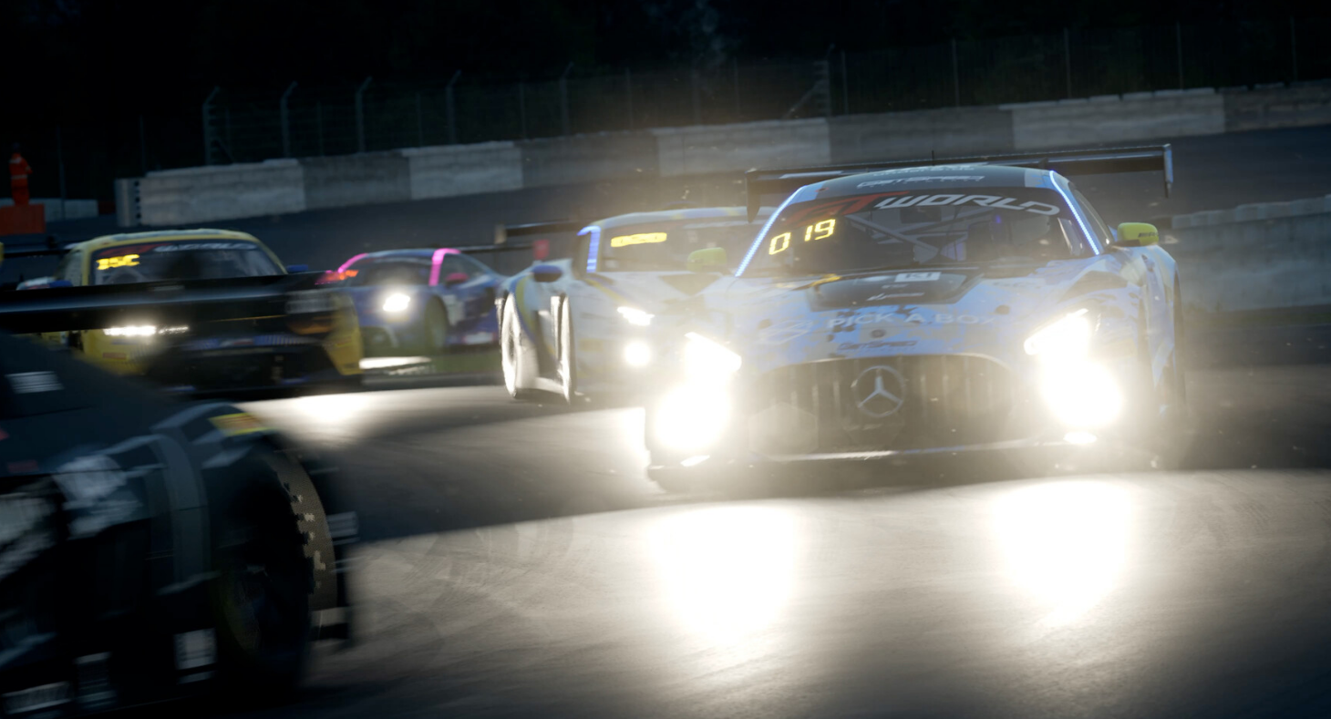 Coches de carreras en una pista de noche, faros brillando intensamente.