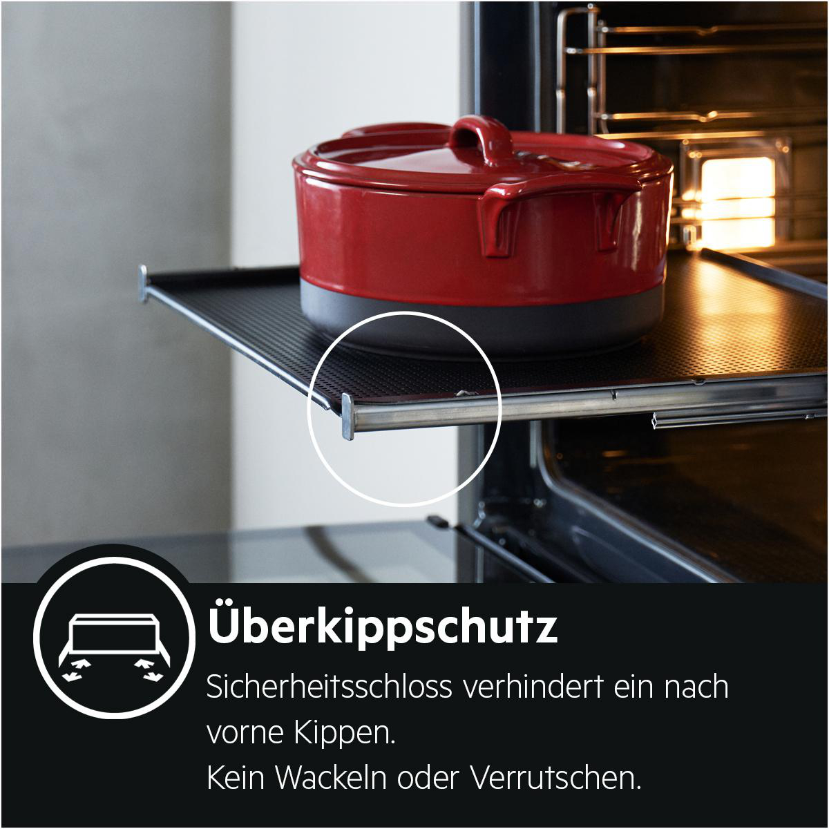 Ein roter Topf auf einem Ofenauszug mit Überkippschutz.