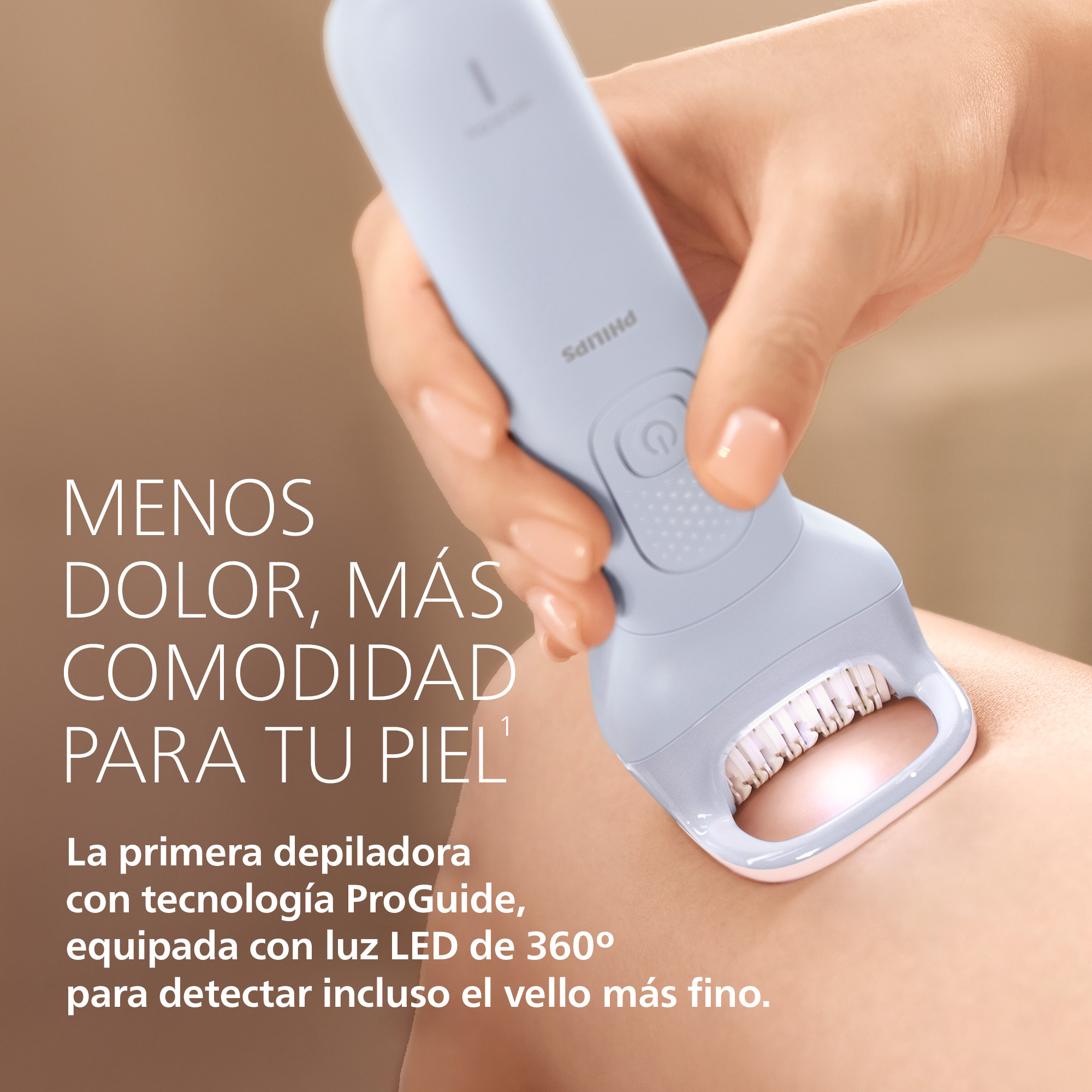 Mano aplicando depiladora Philips BRE708/00 en hombro. Menos dolor, más comodidad para tu piel.