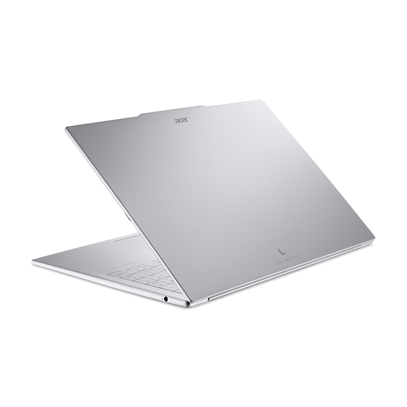 Silberner Acer Laptop, geöffnet, mit Tastatur sichtbar.