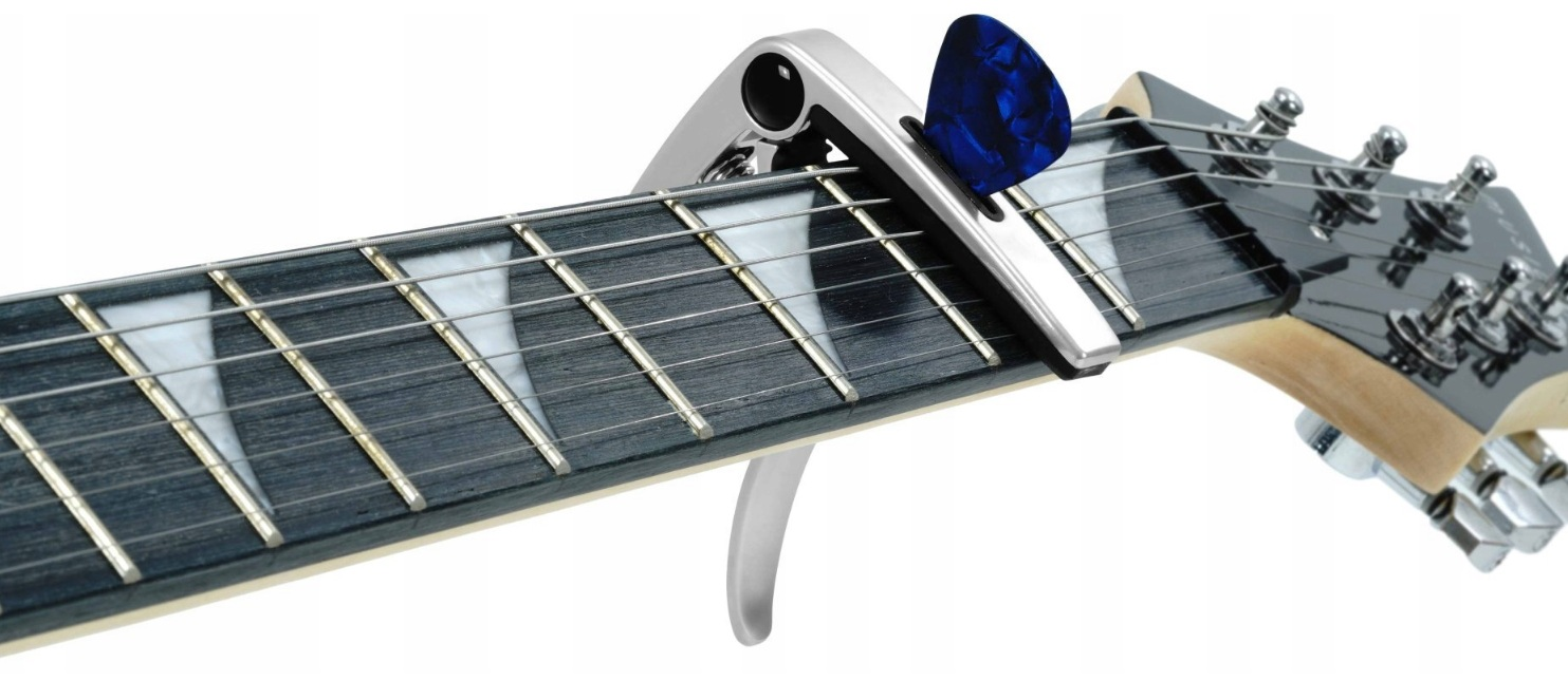 Srebrny kapodaster z niebieskim kostką gitarową na podstrunnicy gitary.