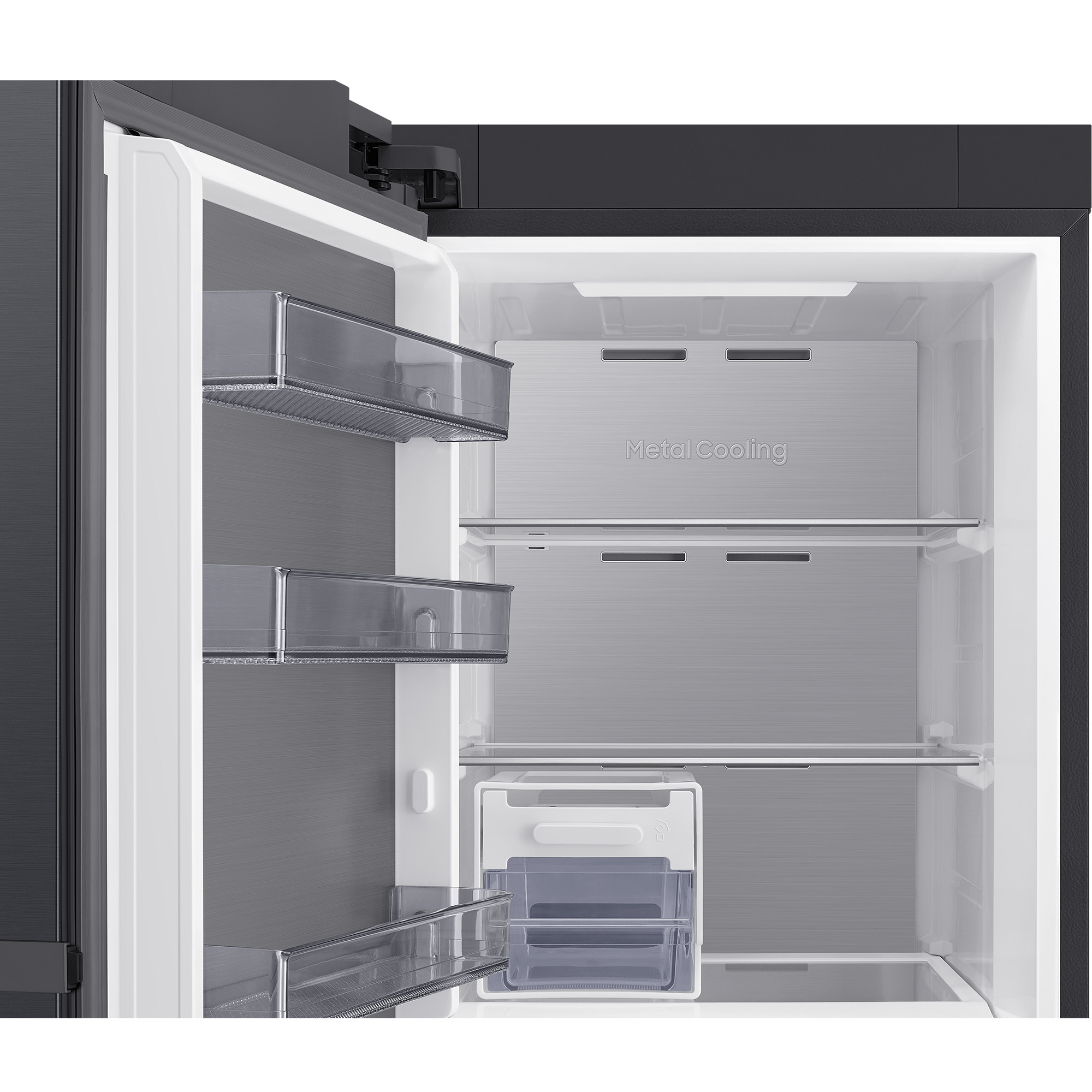 Interior de refrigerador abierto con estantes y cajones, función Metal Cooling.