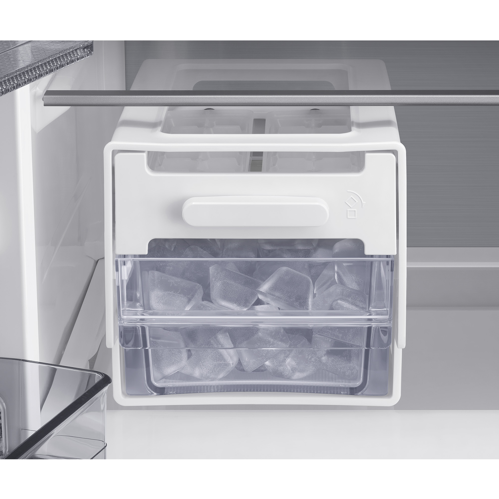 Un dispensador de hielo blanco lleno de cubitos de hielo en un refrigerador.