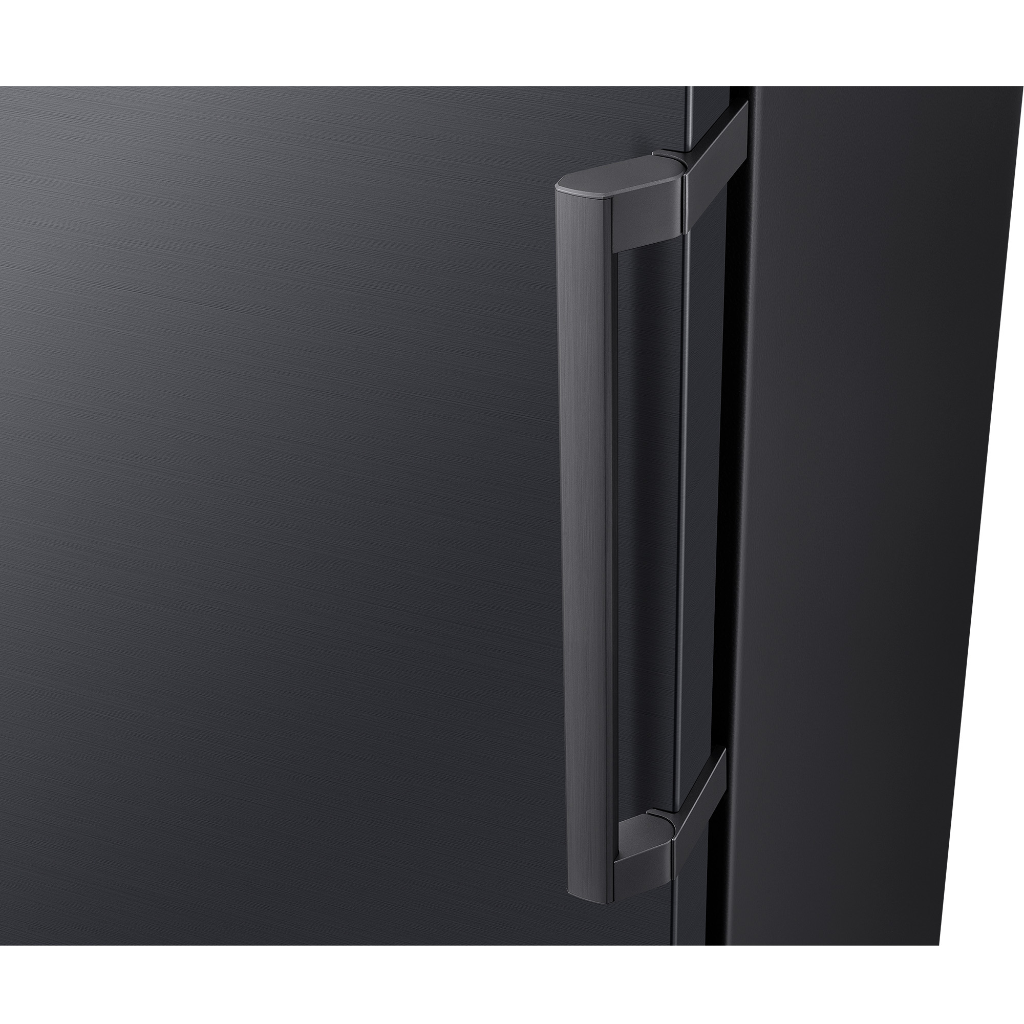 Manija de refrigerador gris oscuro de metal cepillado.
