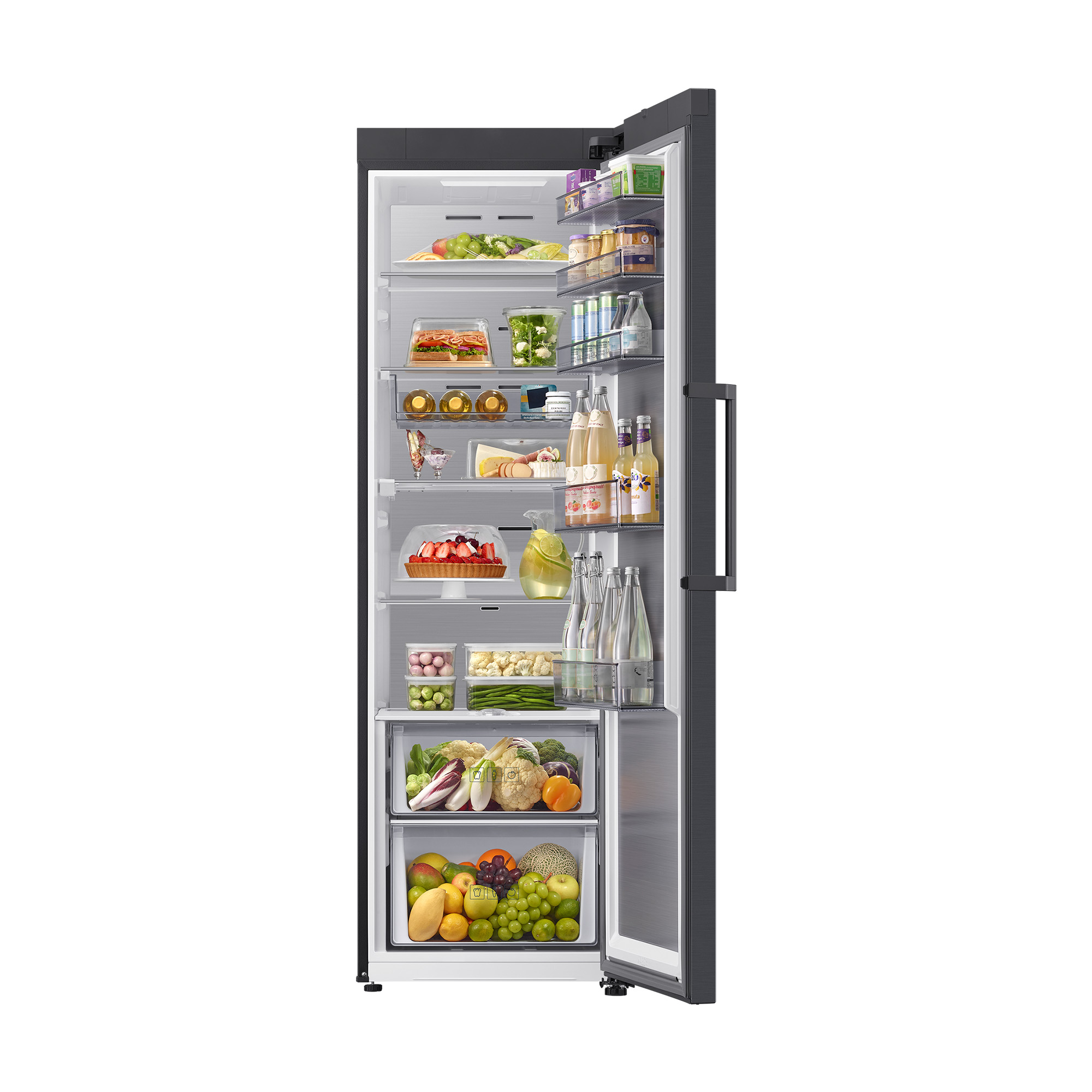 Un refrigerador abierto con frutas, verduras, bebidas y bocadillos en varios estantes.