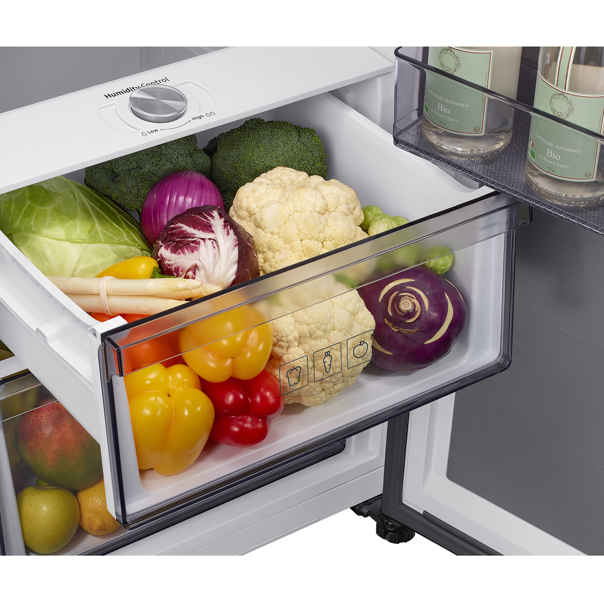 Cajón de frigorífico con verduras, frutas y botellas.
