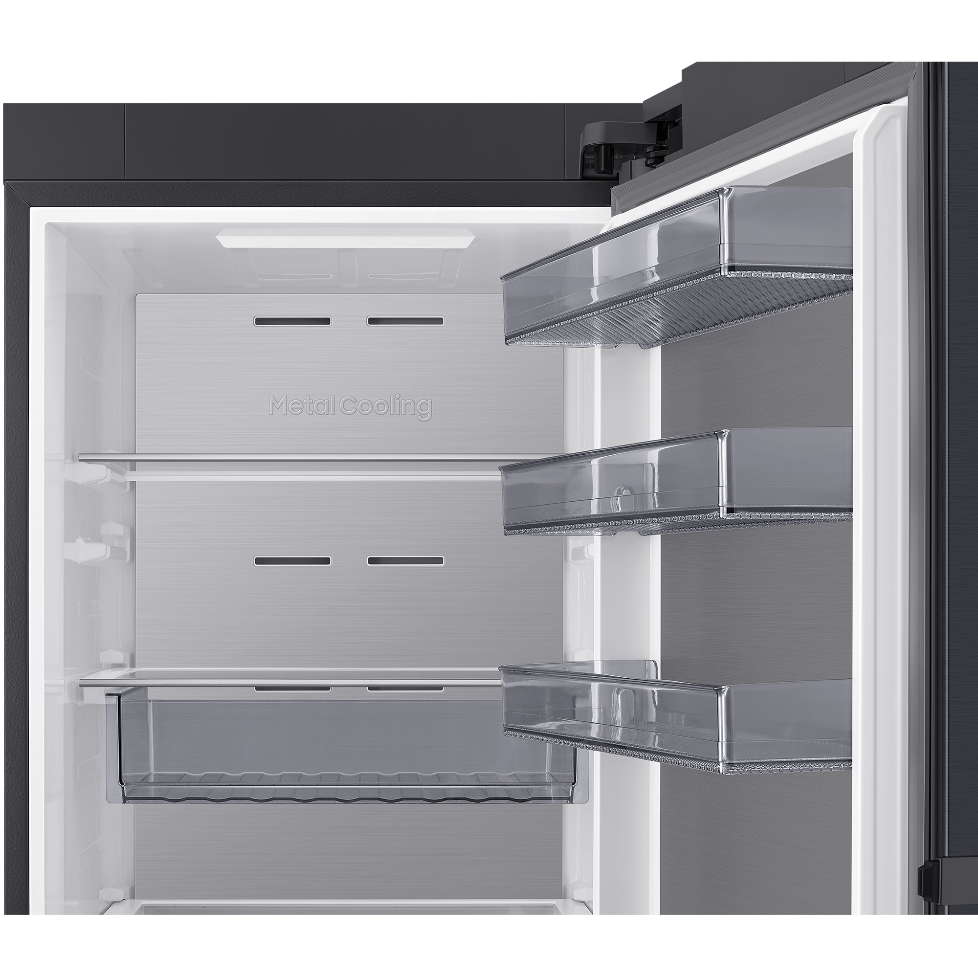 Interior de un refrigerador con cajones de vidrio y placas de enfriamiento metálicas.