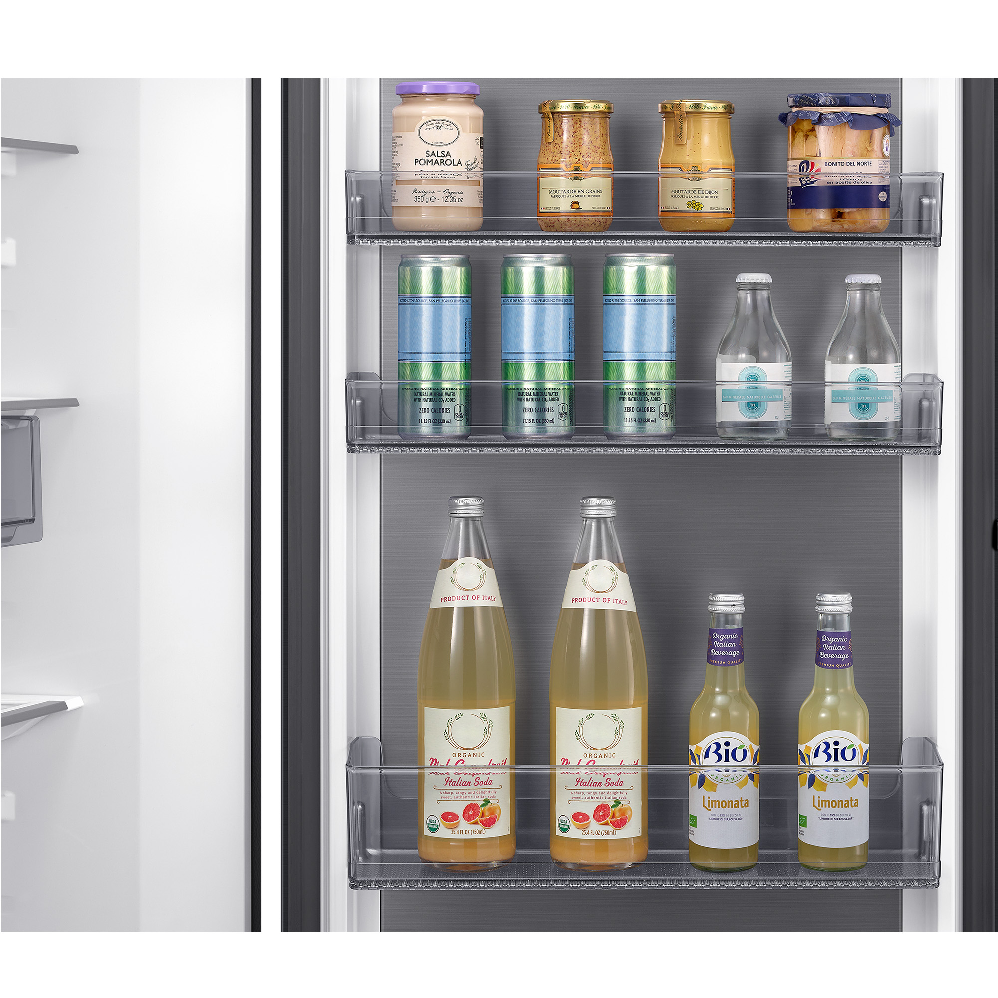 Puerta de refrigerador con frascos, latas y botellas de bebidas y salsas.