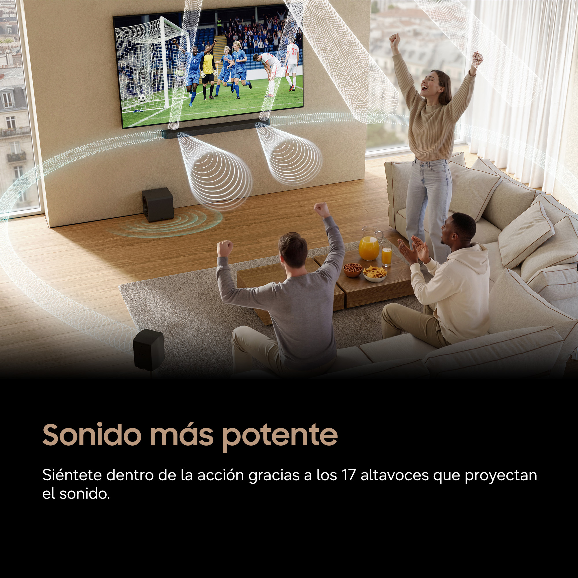 Personas animan viendo un partido de fútbol en TV. Ondas sonoras visualizadas.