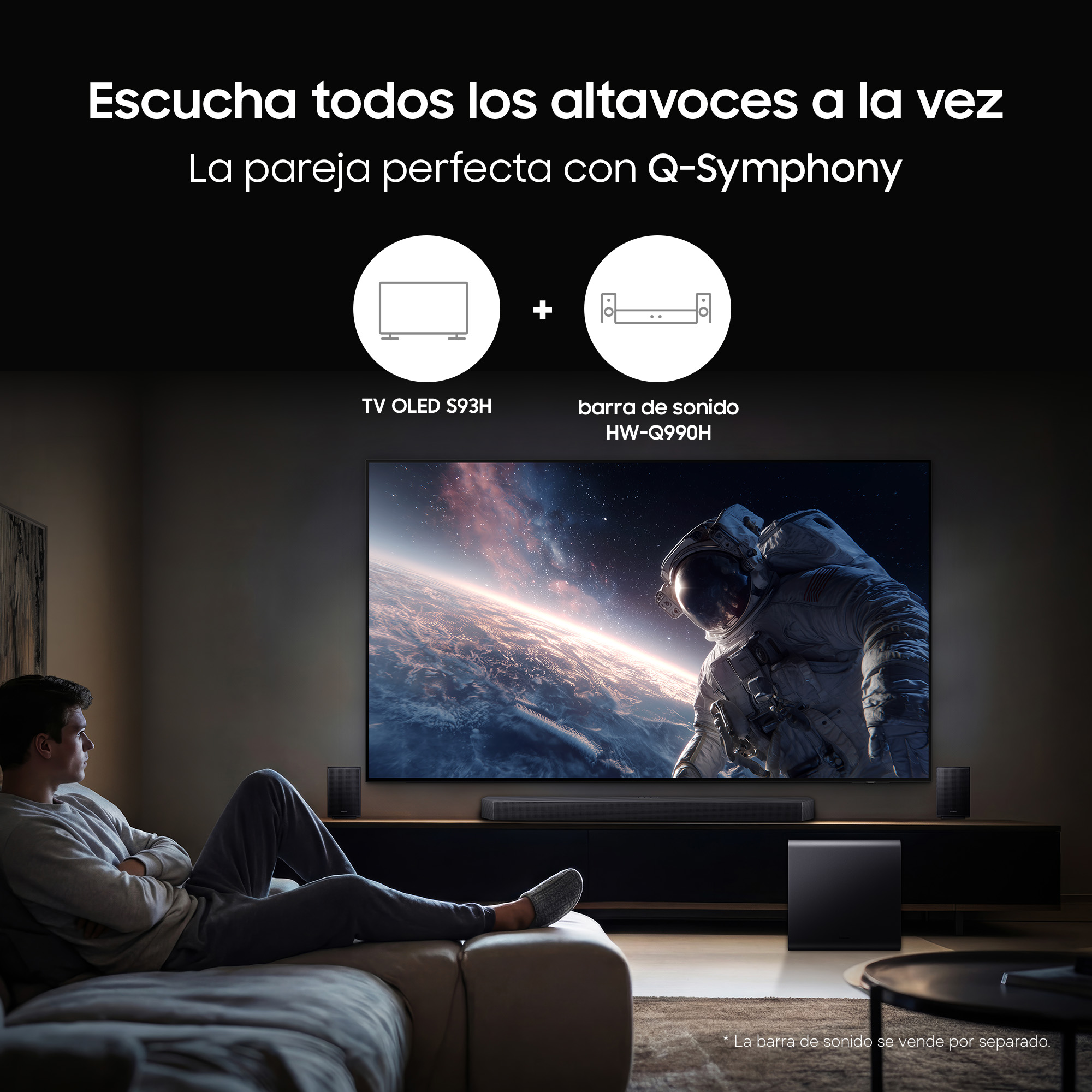Un hombre en un sofá mira un televisor con un astronauta en el espacio.