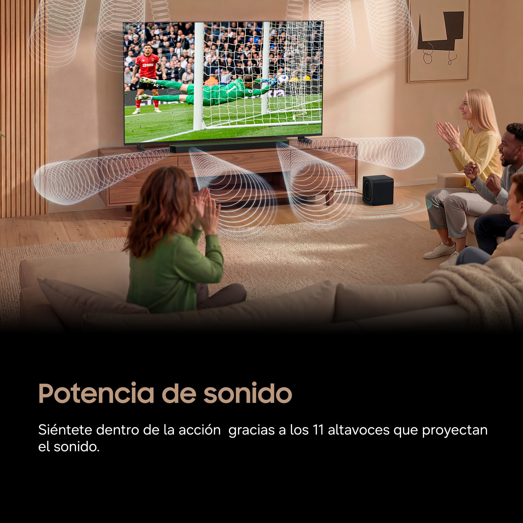 Gente viendo fútbol en TV, con ondas sonoras alrededor de altavoces.