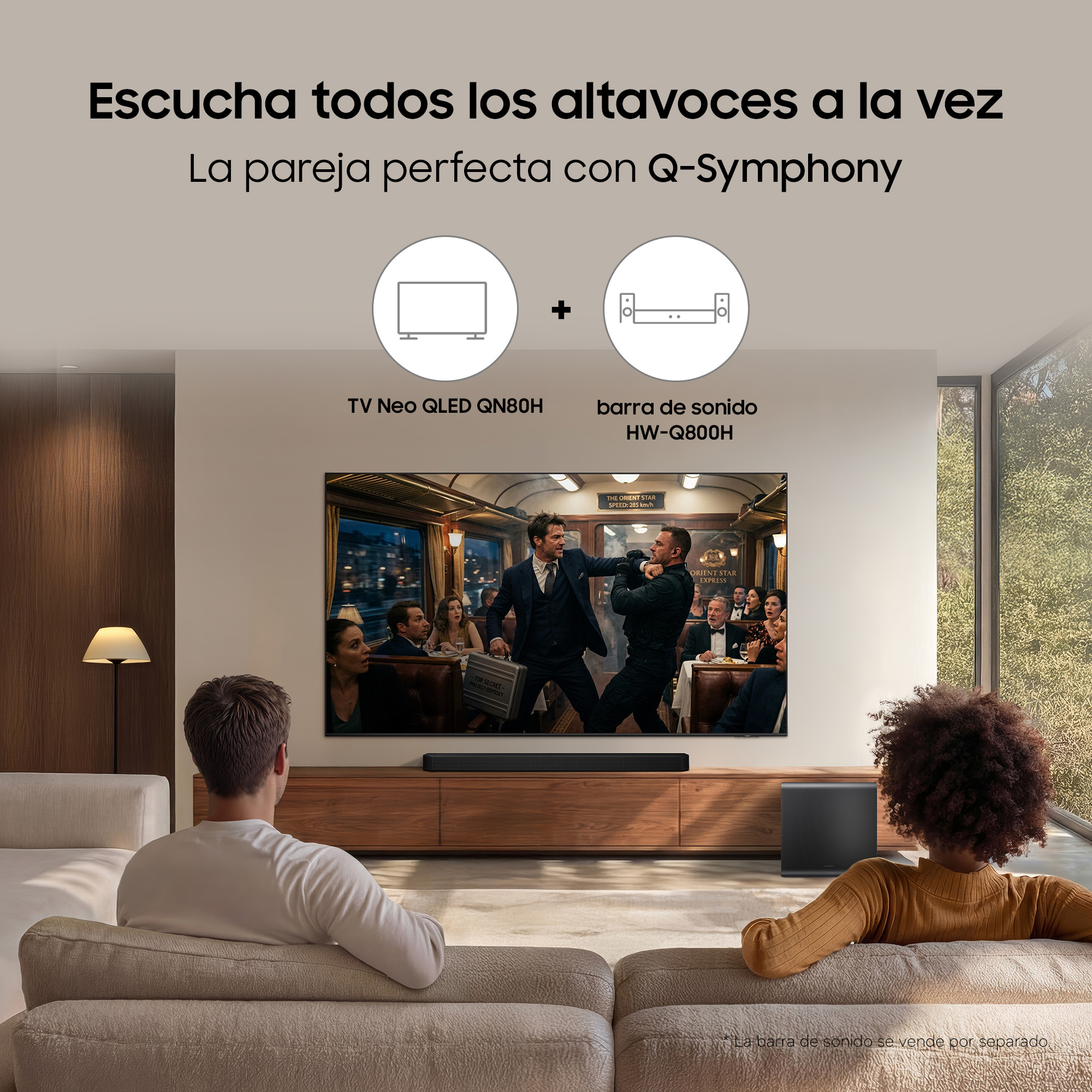 Dos personas en sofás ven un televisor con barra de sonido y subwoofer.