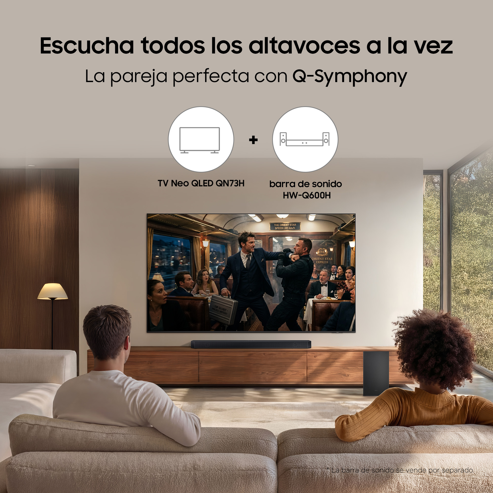 Dos personas sentadas en sofás viendo una escena de película en la TV.