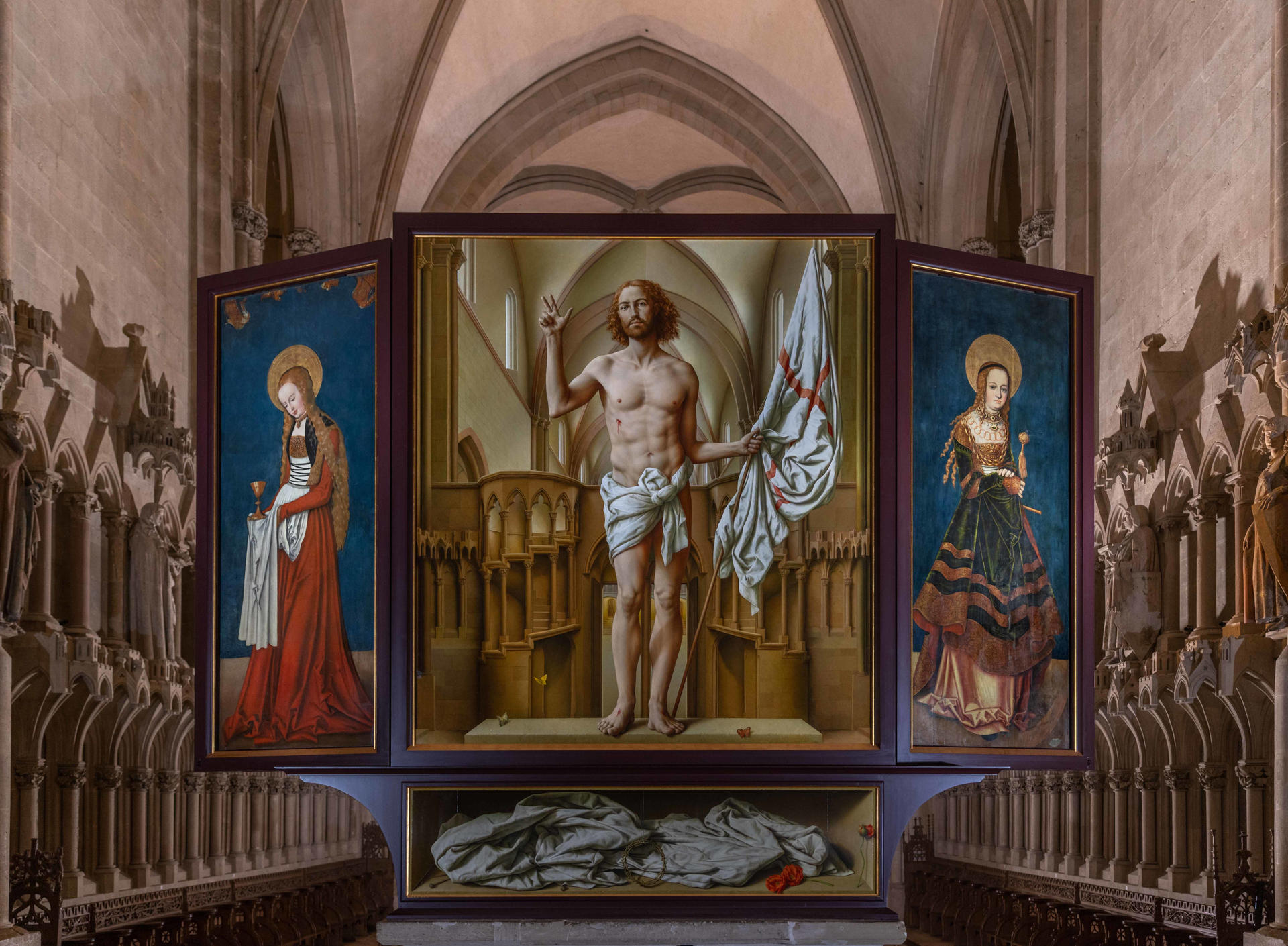 Ein Altarbild mit Christus in der Mitte, flankiert von Heiligen, unten eine Darstellung des Leichentuchs.