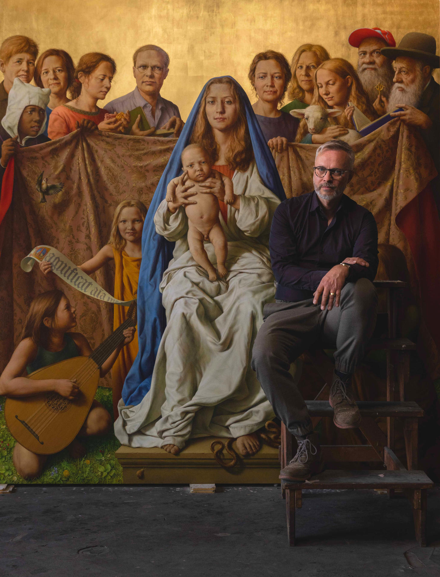 Ein Mann sitzt auf einer Leiter vor einem Gemälde der Madonna mit Kind und einer Gruppe von Menschen.
