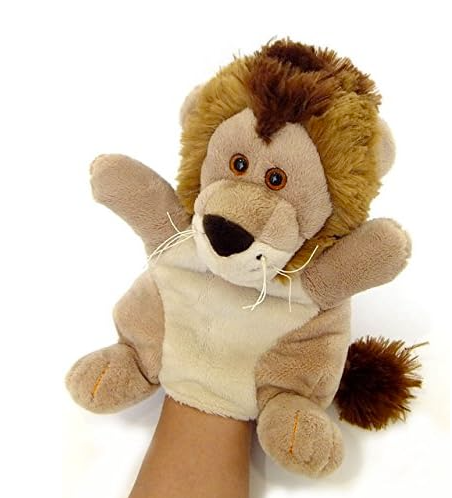 Ein Plüschlöwen-Handpuppe mit braunem Fell und Mähne, auf weißem Hintergrund.
