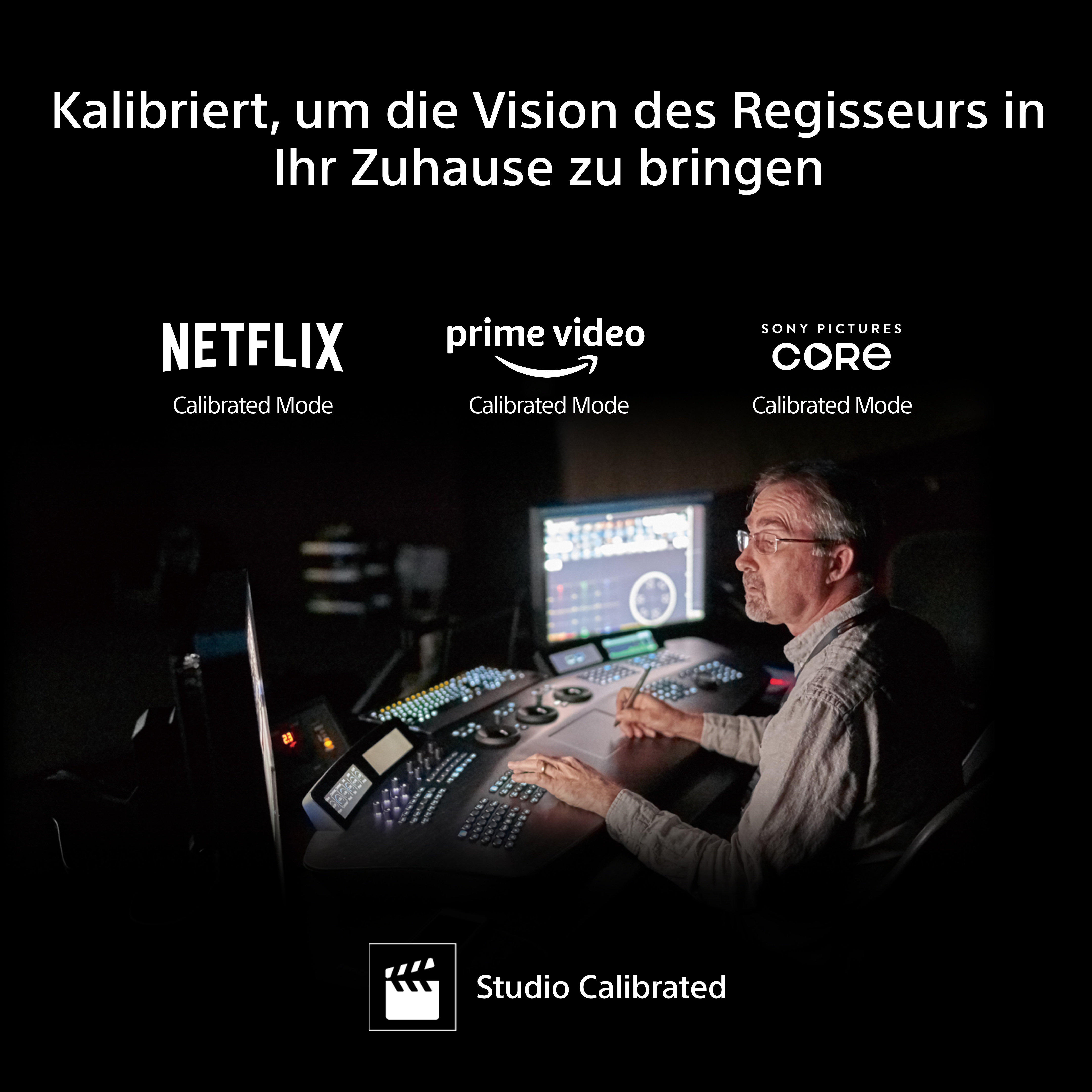 Mann sitzt an Farbkorrekturkonsole mit Netflix, Prime Video, Sony Logos.