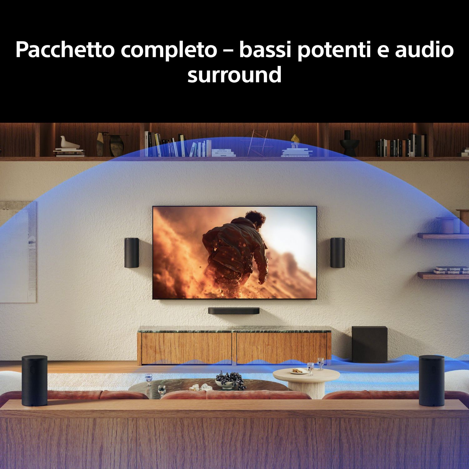 Un soggiorno con TV grande, altoparlanti e divano. Onde sonore emanano.