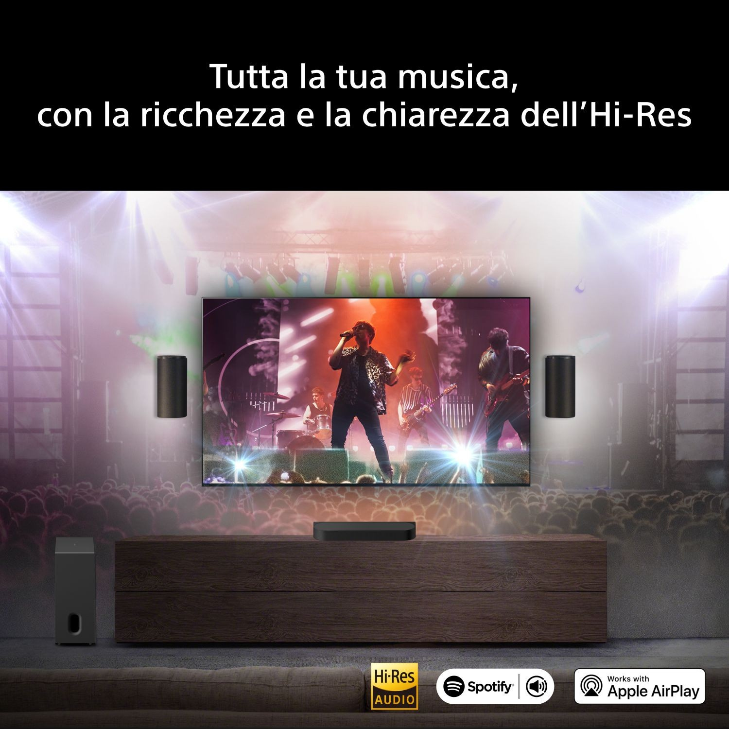 Un TV mostra un concerto con altoparlanti accanto e sotto. Loghi Hi-Res Audio.