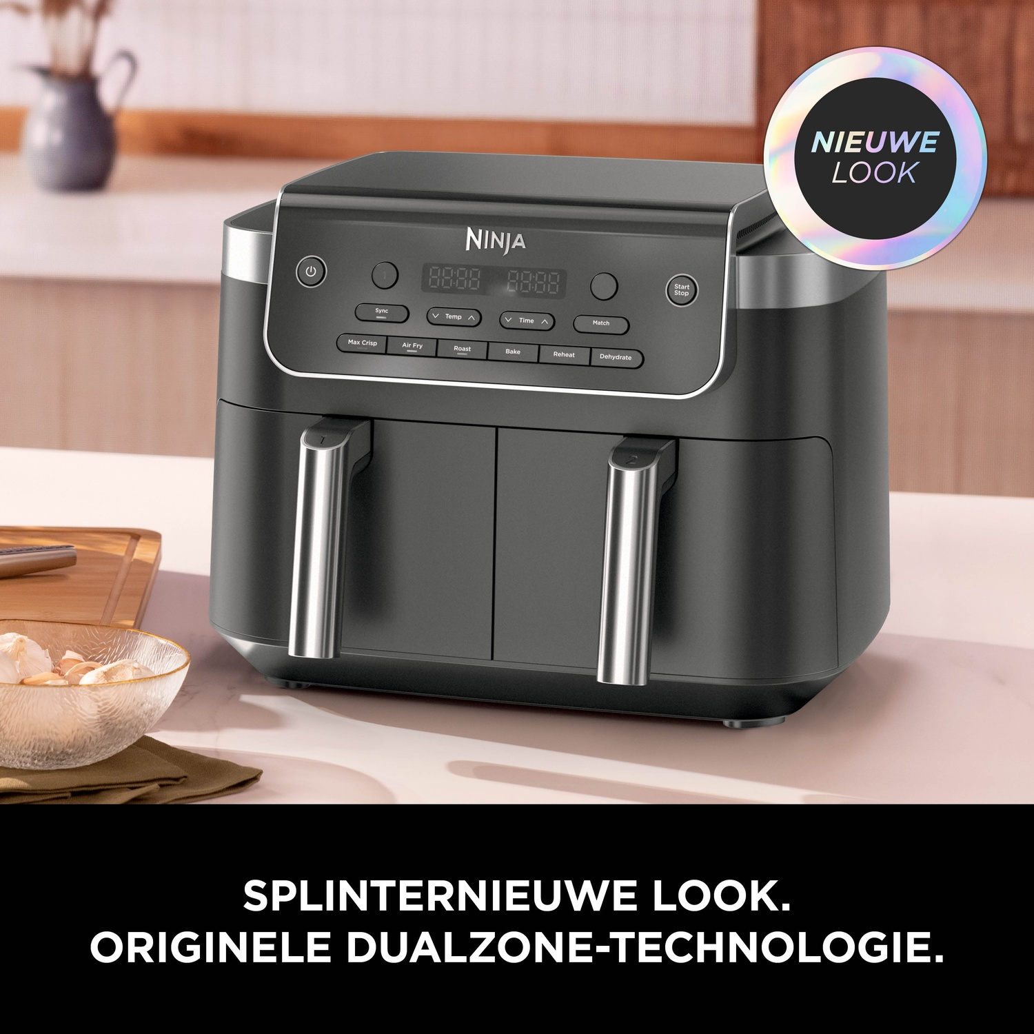 Friteuse à air Ninja noire à deux paniers avec panneau de commande numérique.