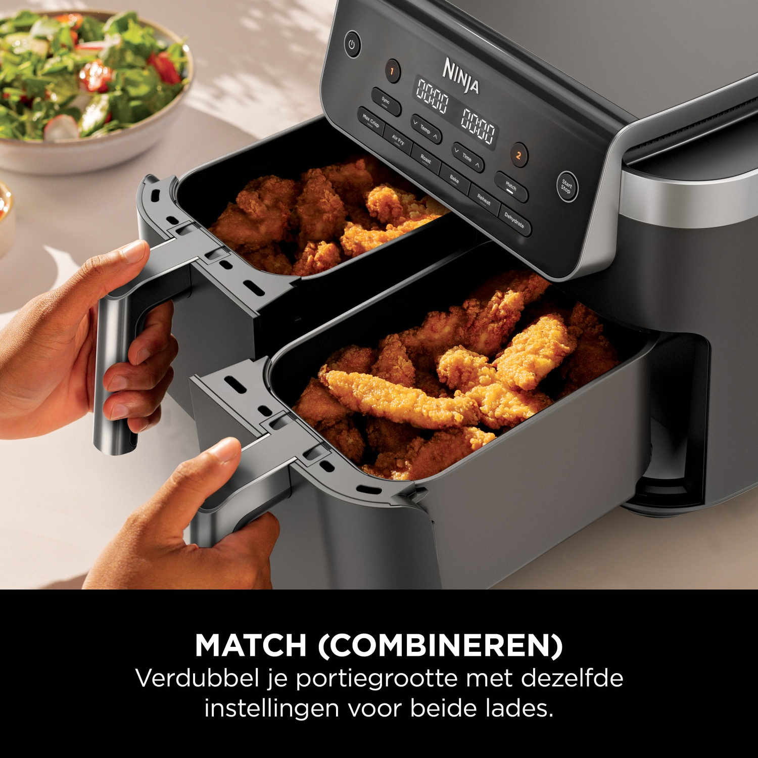 Une friteuse à air double Ninja avec poulet croustillant et salade.
