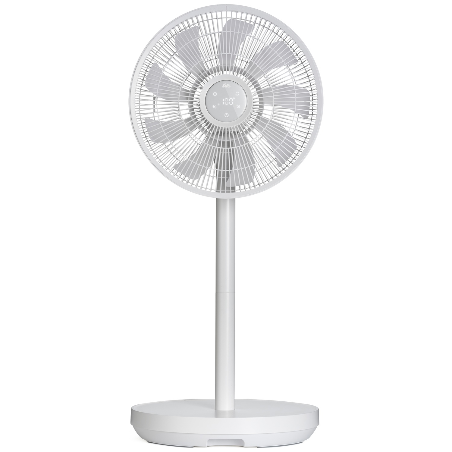 Un ventilateur sur pied blanc avec écran numérique et télécommande.
