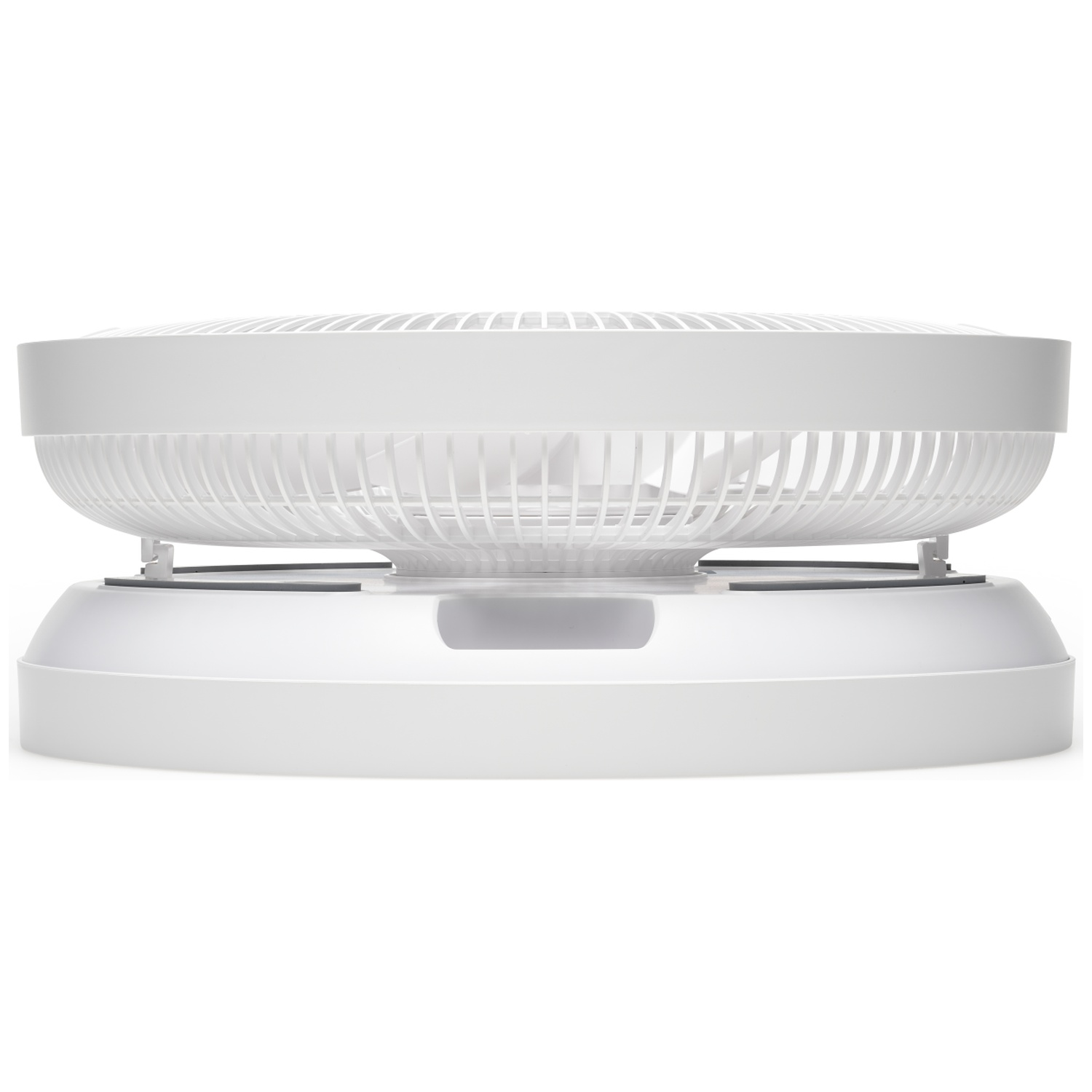 Un ventilateur blanc avec une base ronde et une grille.