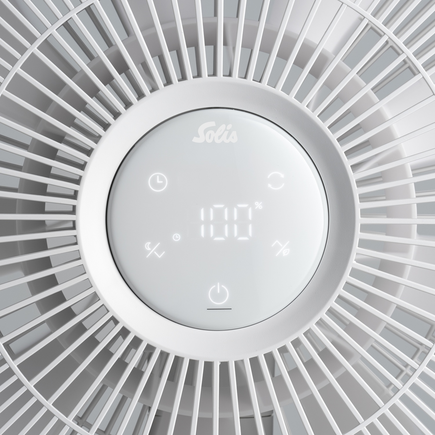 Gros plan d'un ventilateur blanc avec écran numérique affichant 100%.