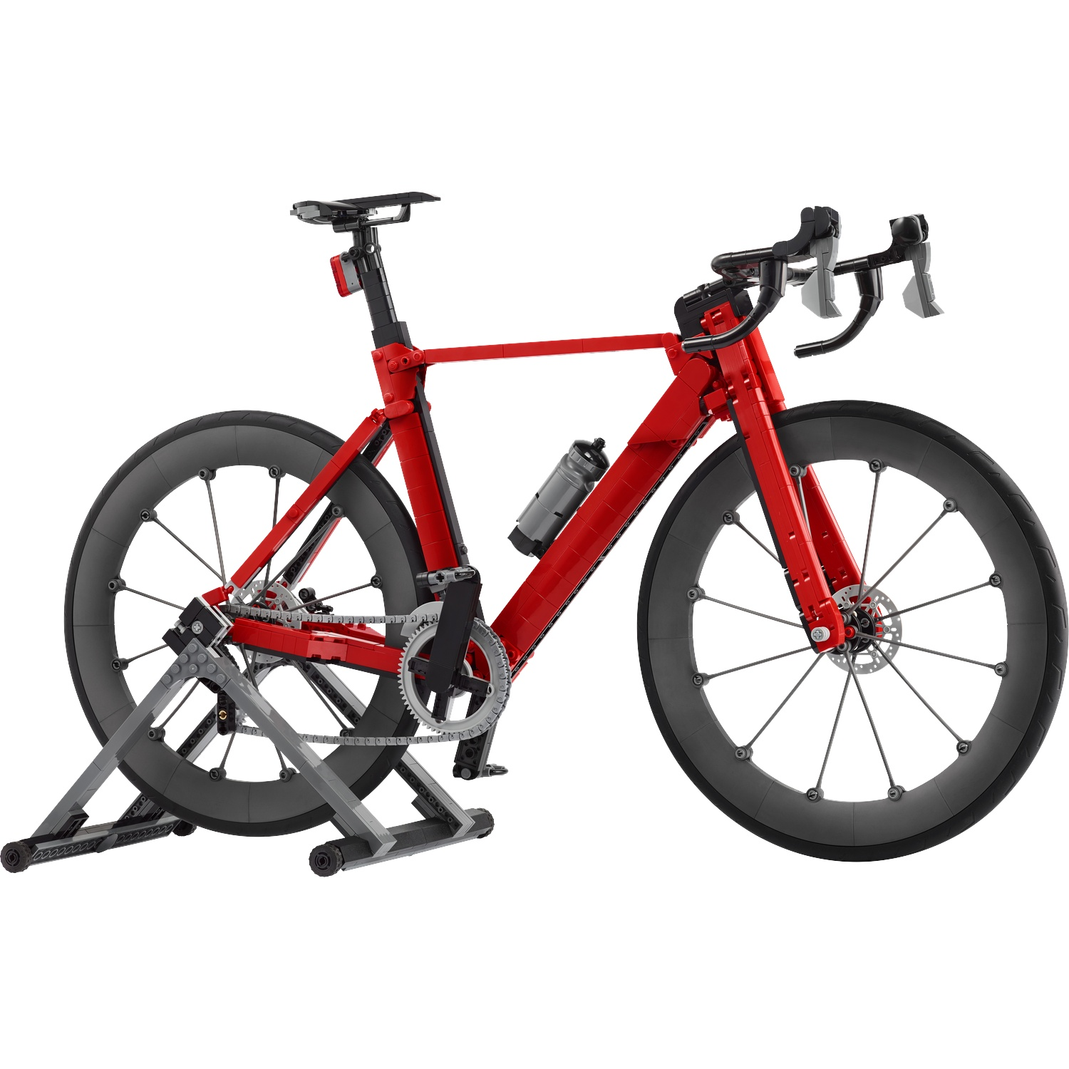 Een rode Lego racefiets op een zilveren standaard met grijze bidonhouder.