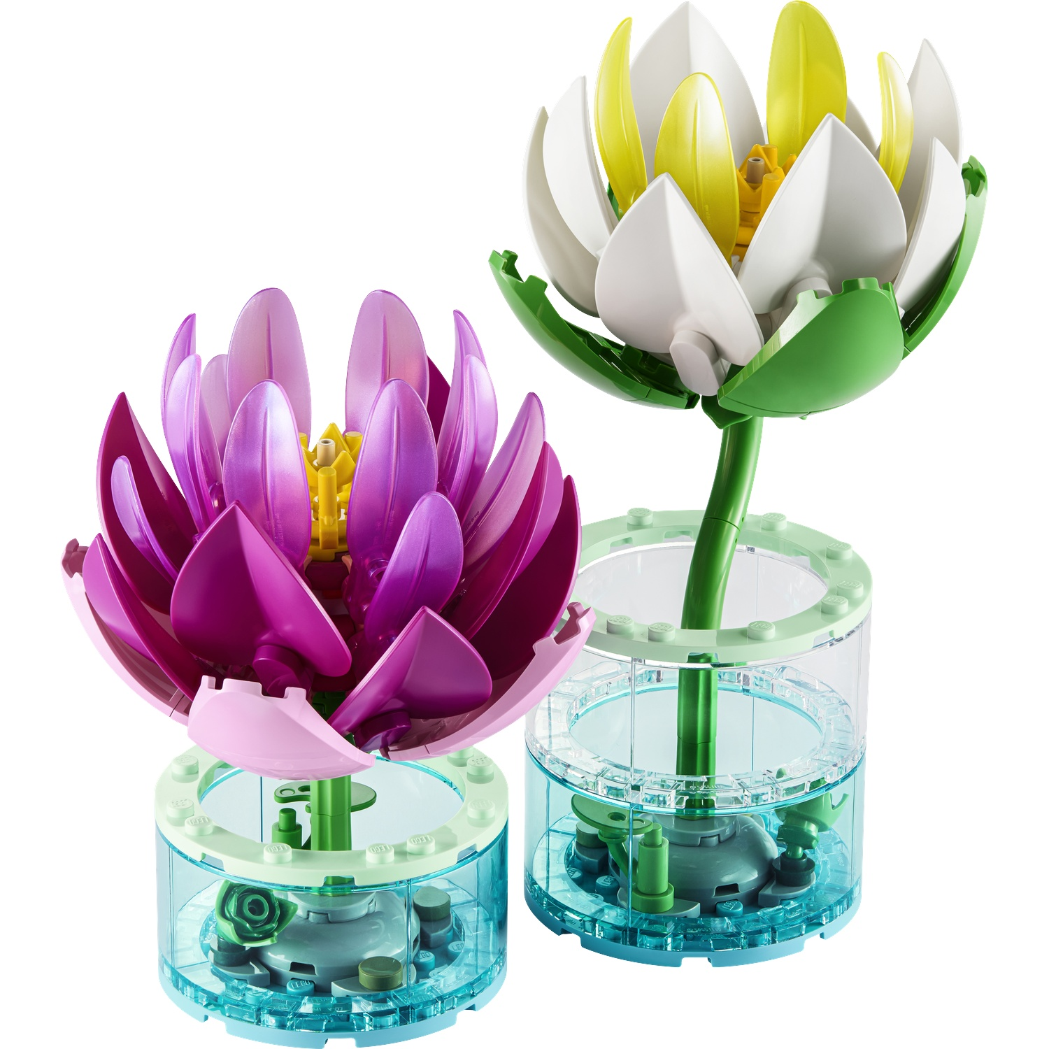 Deux fleurs LEGO : un lotus rose et un lotus blanc dans des conteneurs transparents.