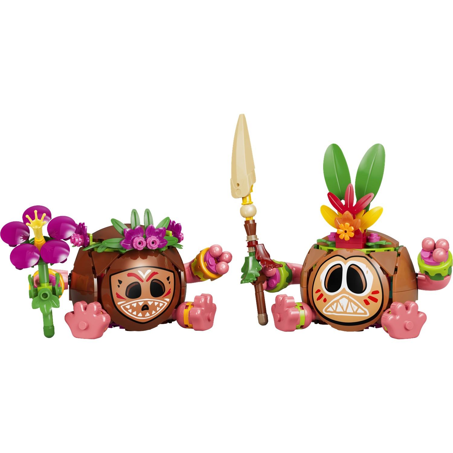 Twee kokosfiguren met gezichten, bloemen en speren tegen een witte achtergrond.
