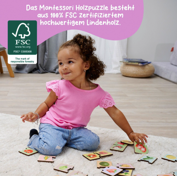 Ein kleines Mädchen spielt mit Montessori-Holzpuzzle-Teilen auf einem Teppich.