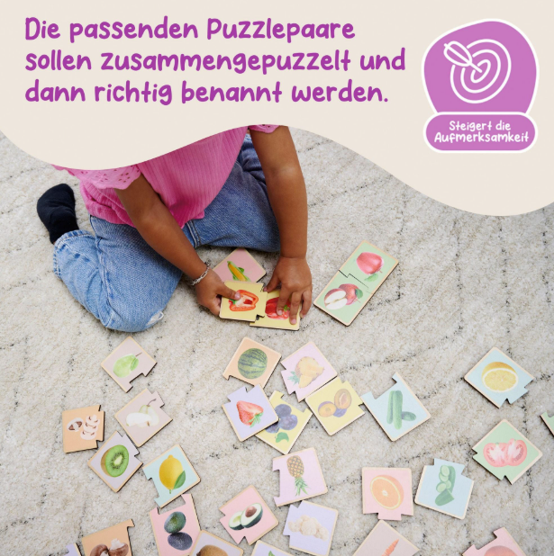 Kind setzt Obst- und Gemüsepuzzleteile auf einem Teppich zusammen.