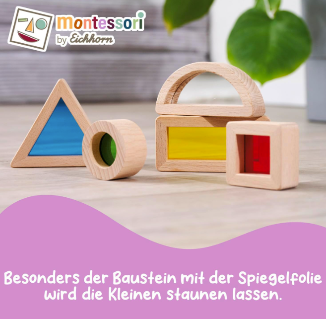 Holzbausteine mit bunten Fenstern und Spiegeln auf Holzboden.