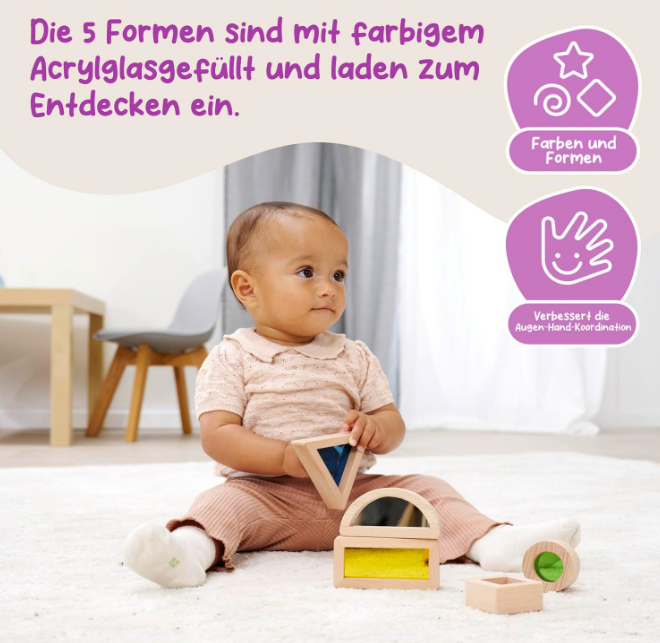 Baby spielt mit bunten Holzbausteinen in Form von geometrischen Figuren.