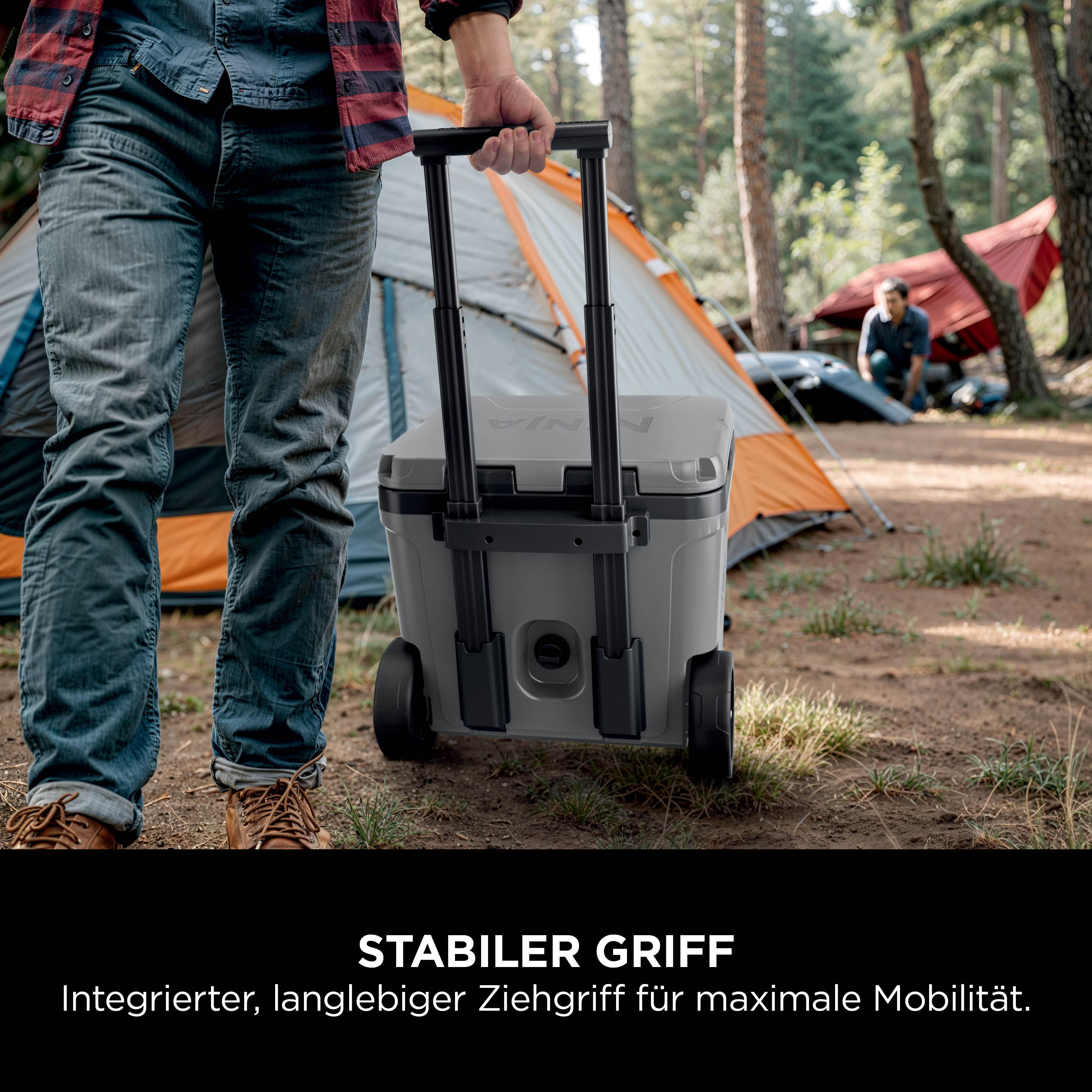 Mann zieht grauen Kühlkoffer mit Rädern durch Wald mit Zelten.