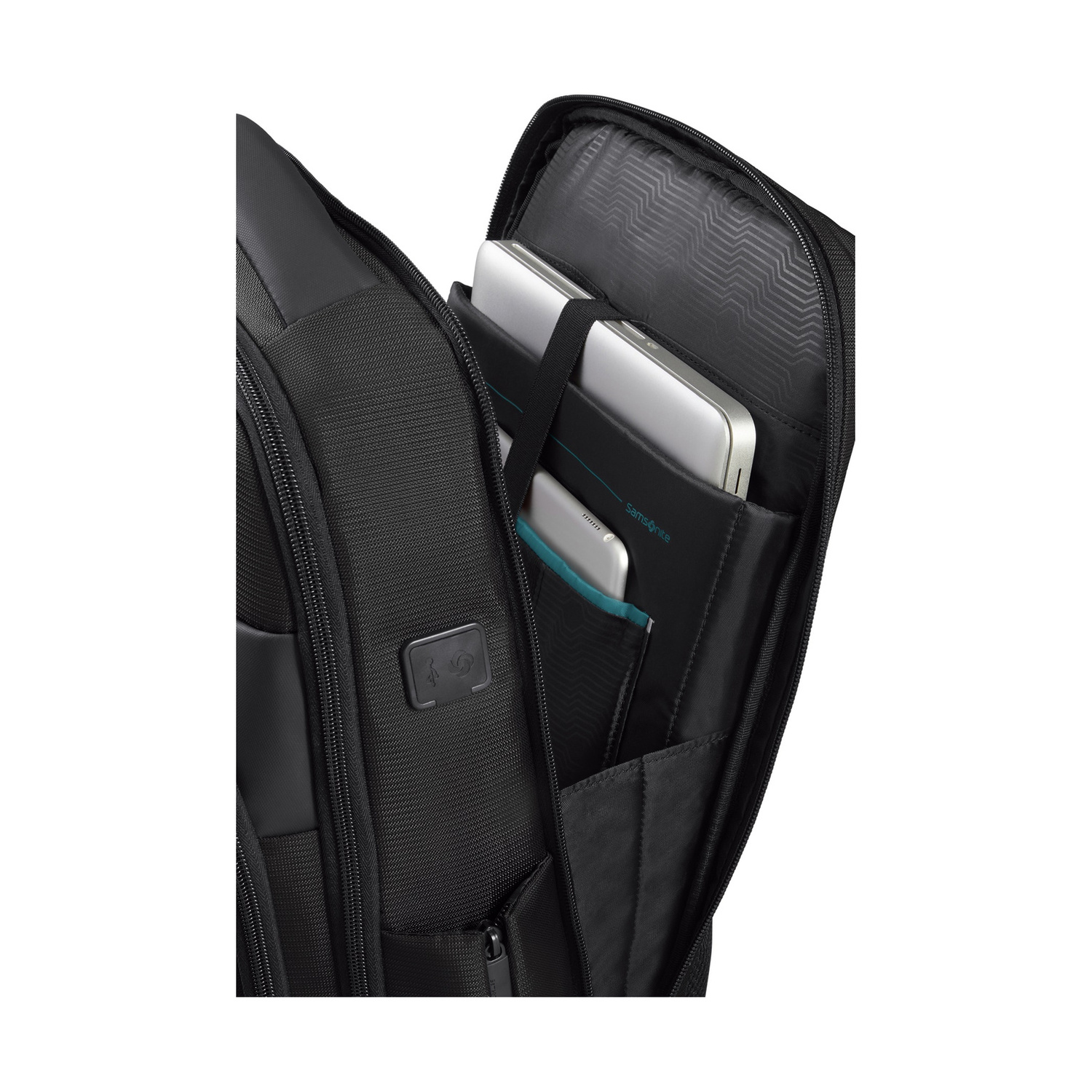 Zaino nero con scomparto aperto contenente laptop e tablet.