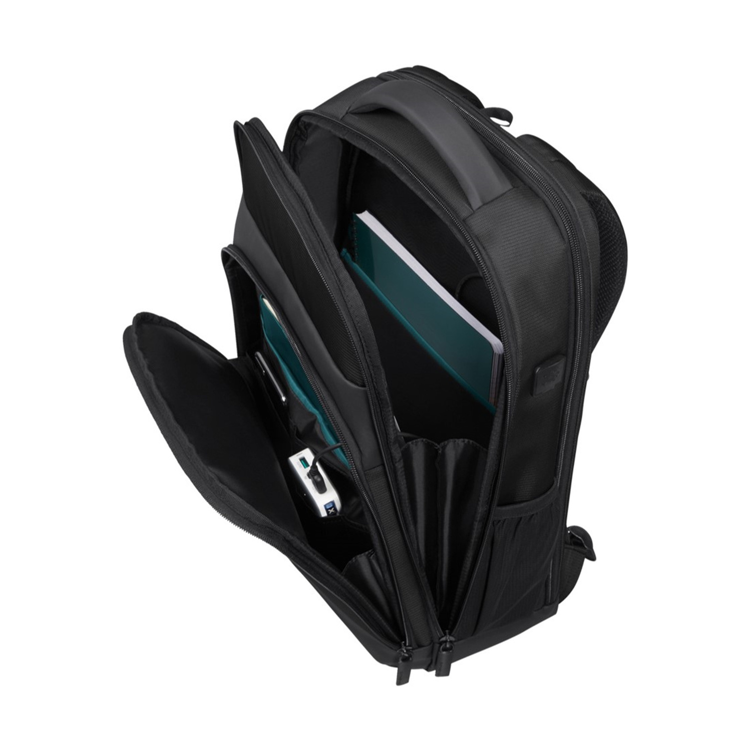 Zaino nero con scomparto aperto, contenente un taccuino, penne e un oggetto bianco.