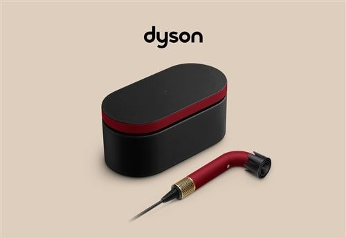 Logo Dyson nad czarno-czerwoną walizką na suszarkę do włosów i czerwoną suszarką.