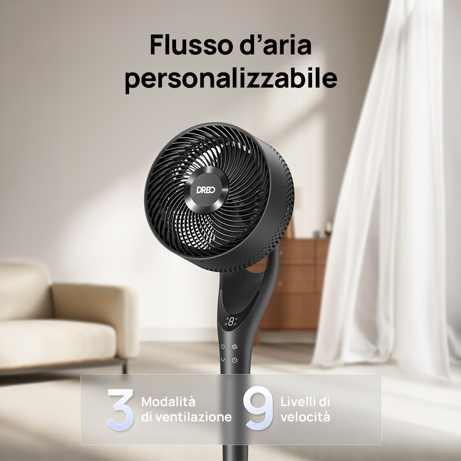 Un ventilatore nero è in un soggiorno. Ha 3 modalità di ventilazione e 9 livelli di velocità.