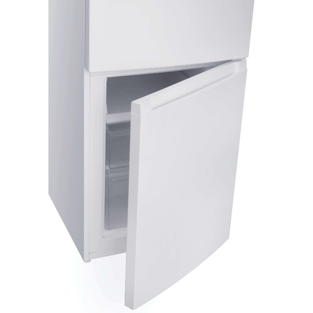 Un refrigerador blanco con un cajón abierto que revela compartimentos transparentes.