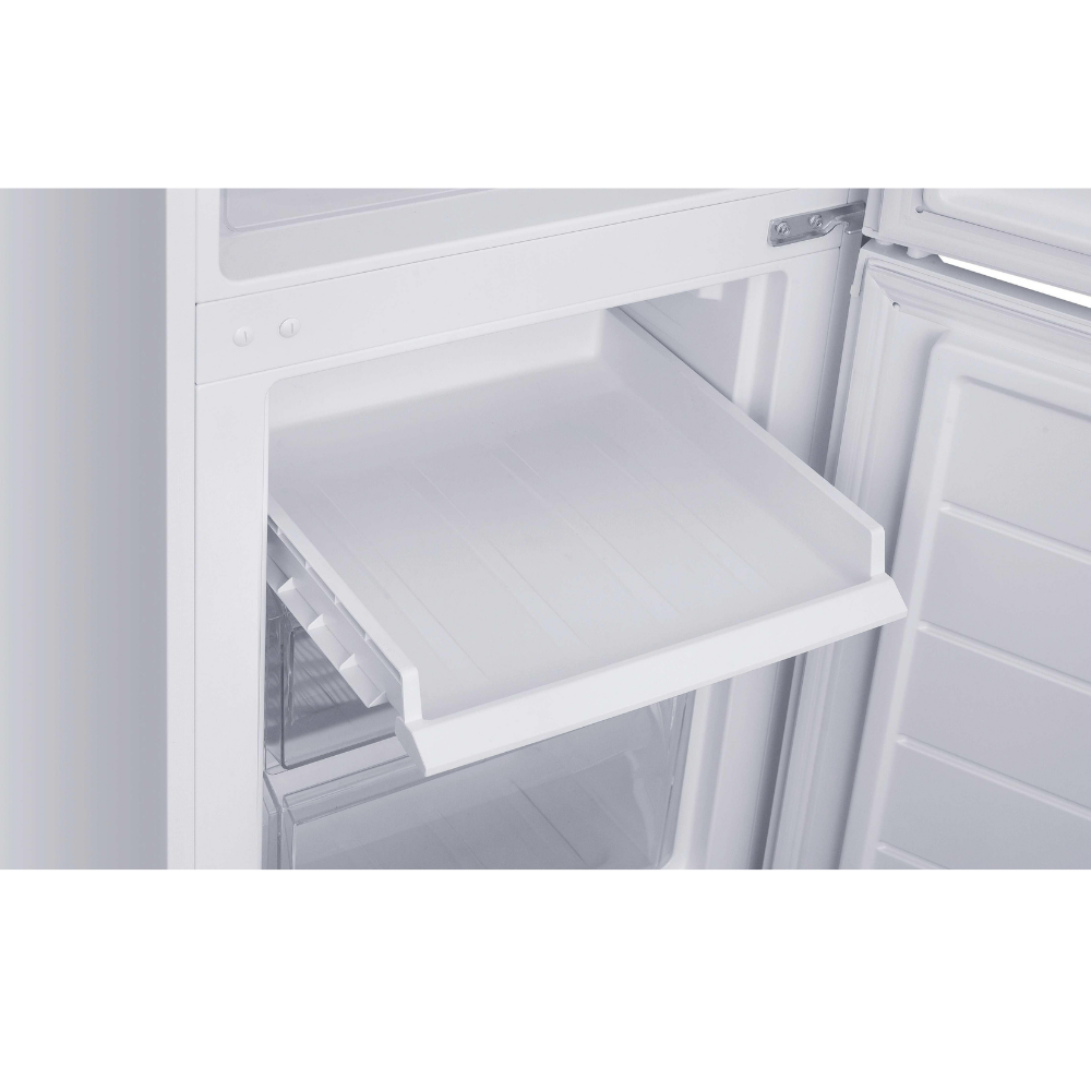 Un refrigerador blanco con un estante extensible y cajones transparentes.